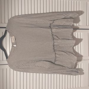 Long sleeve peplum like shirt